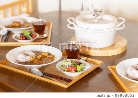 食卓 カレーライス 食卓 カレーライス 93903652