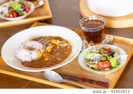 食卓　カレーライス 93903653