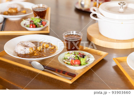 食卓　カレーライス 93903660