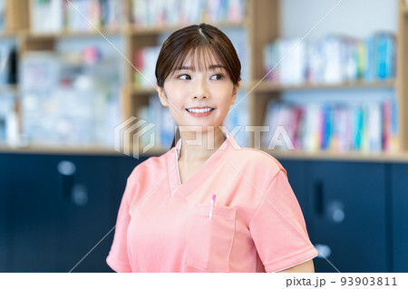 若い看護師の女性 若い看護師の女性 93903811