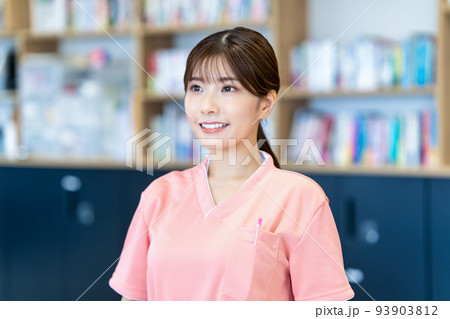 若い看護師の女性 若い看護師の女性 93903812