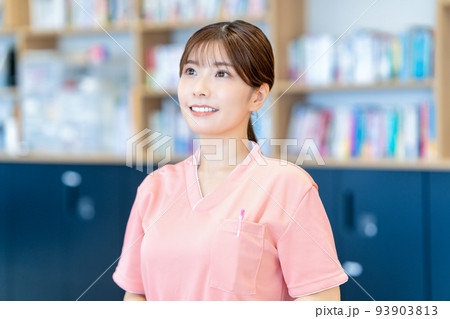 若い看護師の女性 93903813