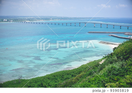 沖縄県の離島宮古島の観光スポット 来間島の展望台から青い海のサンゴ礁のビーチ 日本の絶景 93903819