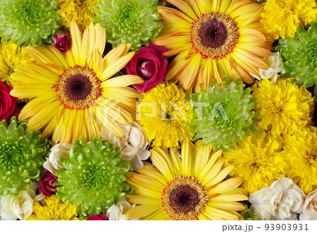 黄、緑、白、赤の花のフラワーアレンジメント 93903931