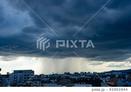ゲリラ豪雨　イメージ　 93903944