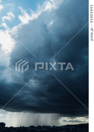 ゲリラ豪雨　イメージ　 93903945