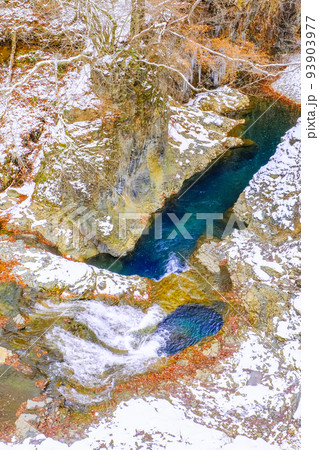 冬の甌穴群(縦) 冬の甌穴群(縦) 93903977