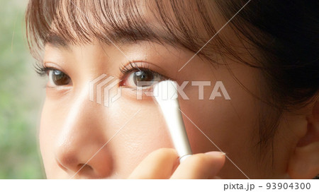 鏡を見ながらアイメイクをする若い女性 ビューティー イメージ 鏡を見ながらアイメイクをする若い女性 ビューティー イメージ 93904300