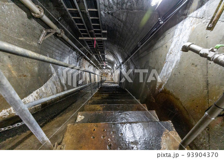 ダムの中の通路 ダムの中の通路 93904370
