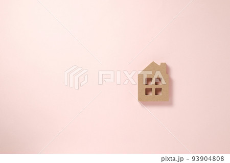 ピンク背景の家の形の木製のブロック 93904808