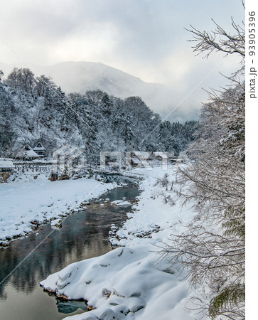 寂しい里山の冬景色 寂しい里山の冬景色 93905396