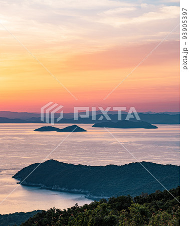 夕日に染まる多島美の瀬戸内海 夕日に染まる多島美の瀬戸内海 93905397