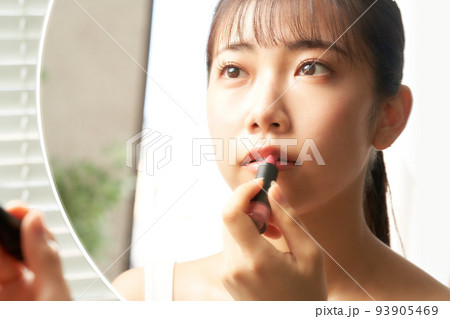 鏡を見ながらリップを塗る若い女性 ビューティー イメージ 鏡を見ながらリップを塗る若い女性 ビューティー イメージ 93905469