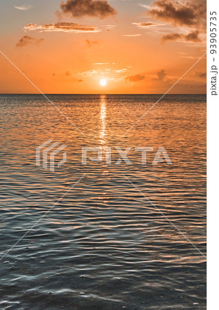 夕暮れの沖縄の海 93905735