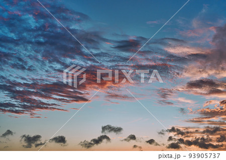 夕暮れの沖縄の空 93905737
