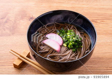 掛け蕎麦を食べる 掛け蕎麦を食べる 93905894