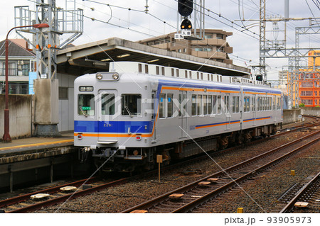 岸里玉出駅に停車している車両 93905973