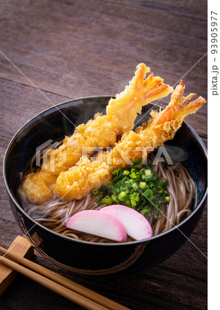 美味しそうな海老の天ぷらそば 93905977