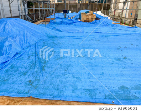 ブルーシートが掛けられた集合住宅の基礎工事の現場 ブルーシートが掛けられた集合住宅の基礎工事の現場 93906001