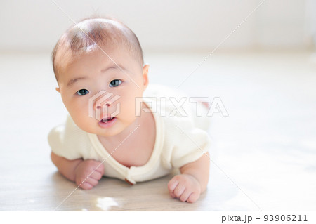 うつ伏せの赤ちゃん　生後三ヶ月　コピースペース 93906211
