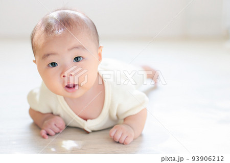 うつ伏せの赤ちゃん　生後三ヶ月　コピースペース 93906212