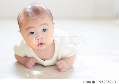 うつ伏せの赤ちゃん　生後三ヶ月　コピースペース 93906213