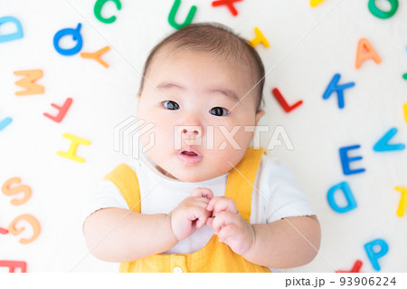 アルファベット 赤ちゃん 乳児 アルファベット 赤ちゃん 乳児 93906224
