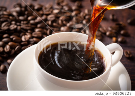 ホットコーヒーを注ぐ ホットコーヒーを注ぐ 93906225