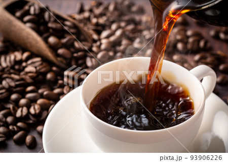 ホットコーヒーを注ぐ ホットコーヒーを注ぐ 93906226