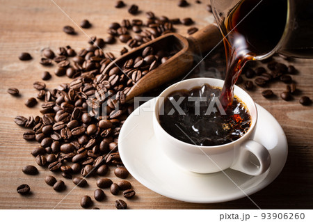 ホットコーヒーを注ぐ 93906260