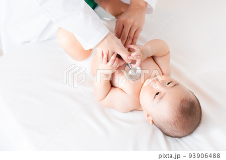診察を受ける赤ちゃん　聴診　健診　乳幼児健康診査 93906488