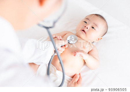 診察を受ける赤ちゃん　聴診　健診　乳幼児健康診査 93906505