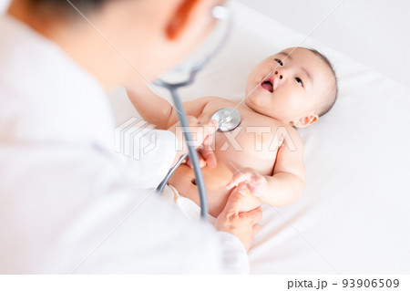 診察を受ける赤ちゃん　聴診　健診　乳幼児健康診査 93906509