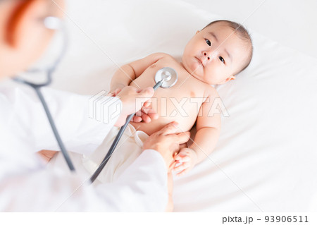 診察を受ける赤ちゃん　聴診　健診　乳幼児健康診査 93906511