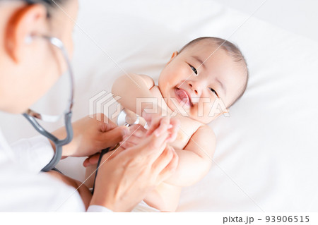 診察を受ける笑顔の赤ちゃん　聴診　健診　乳幼児健康診査 93906515