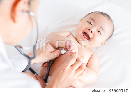 診察を受ける笑顔の赤ちゃん　聴診　健診　乳幼児健康診査 93906517