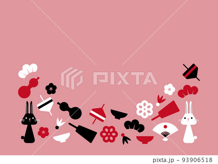 白と黒のうさぎの間に正月小物を配置したイラスト　ピンク 93906518