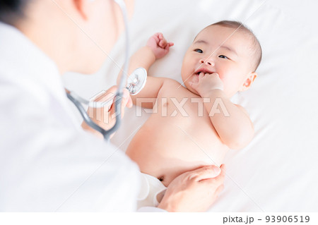 診察を受ける赤ちゃん　聴診　健診　乳幼児健康診査 93906519
