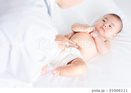 診察を受ける赤ちゃん　聴診　健診　乳幼児健康診査 93906521
