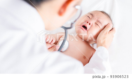 診察を受ける泣き顔の赤ちゃん　聴診　健診　乳幼児健康診査 93906523