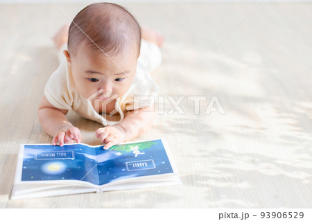 絵本を眺める赤ちゃん　生後4ヶ月  93906529