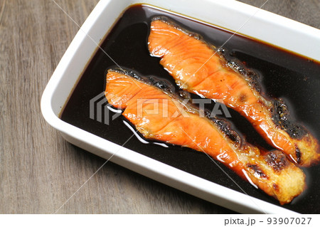 焼き漬け、焼いた紅鮭をたれに漬け込んだ保存食 93907027