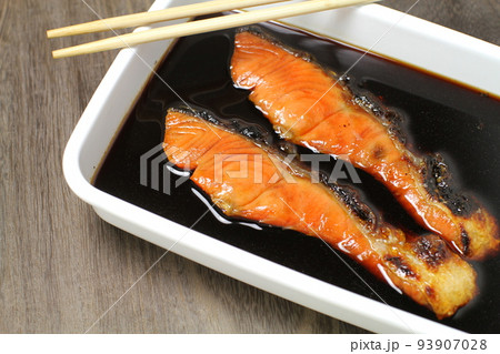 焼き漬け、焼いた紅鮭をたれに漬け込んだ保存食 焼き漬け、焼いた紅鮭をたれに漬け込んだ保存食 93907028