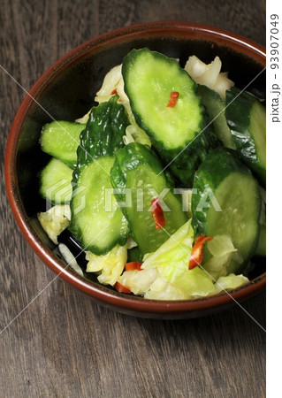 胡瓜とキャベツの浅漬け、漬物 胡瓜とキャベツの浅漬け、漬物 93907049