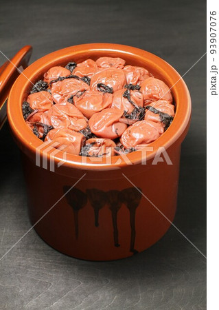 自家製梅干し 93907076