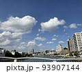 橋から見た快晴の街並み 93907144