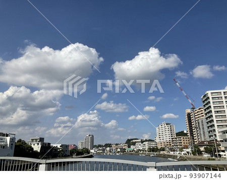 橋から見た快晴の街並み 93907144