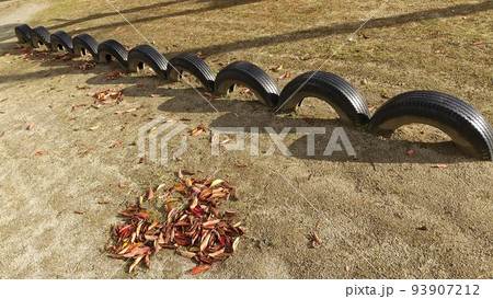 公園の古タイヤ 公園の古タイヤ 93907212