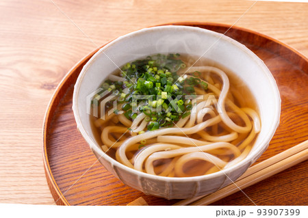 掛けうどんを食べる 掛けうどんを食べる 93907399