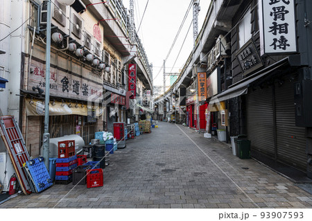 東京都台東区上野　閑散としたJR上野駅周辺の飲食店街 93907593